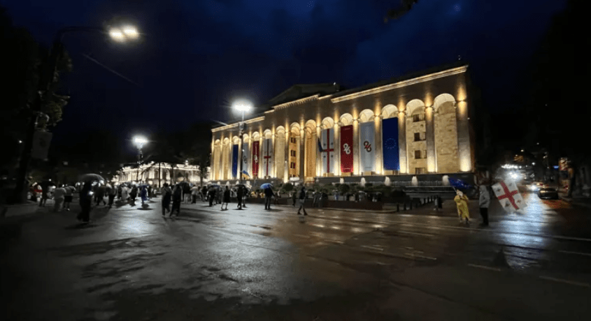 Проспект Руставели перекрыт на 179-й день протестов. Скриншот фото "Интерпрессньюс" от 25.05.25