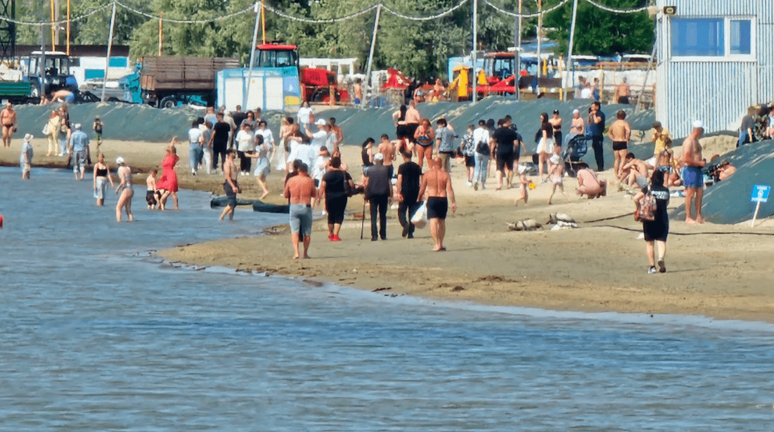 Пляж в Анапе. Скриншот фото Юрия Озаровского от 25.05.25, https://t.me/MoreOz/96926.