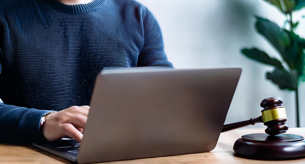 Мужчина работает за ноутбуком. Иллюстрация создана «Кавказским узлом» с помощью ИИ в программе Photoshop