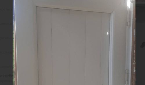 Пулевое отверстие в двери. Скриншот фото из Telegram-канала Минобороны Армении от 30.05.25, https://t.me/mil_armenia/16442.