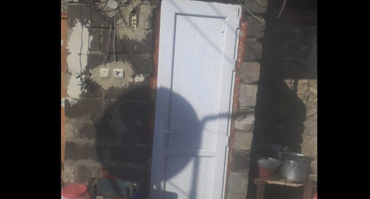 Жилой дом в Хознаваре Сюникской области после обстрела. 30 мая 2025 года. Фото: https://t.me/mil_armenia/16442