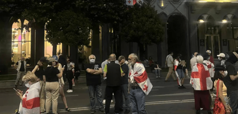 Протестующие у здания парламента Грузии. Скриншот фото "Интерпрессньюс" от 01.06.25, https://www.interpressnews.ge/ka/article/839845-rustavelis-gamzirze-saprotesto-akcia-mimdinareobs.