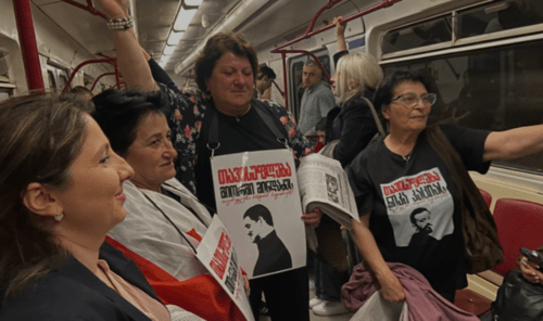 Родные арестованных участников протестов в метро. Скриншот фото телекомпании "Пирвели" от 03.06.25, https://tvpirveli.ge/ka/siaxleebi/sazogadoeba/102594-tsikheshi-datserili-tserilebi-khalkhs-aqtsiebze-dakavebulebis-mshoblebis-aqtsia