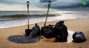 Уборка мазута. Иллюстрация создана «Кавказским узлом» с помощью ИИ в программе Photoshop