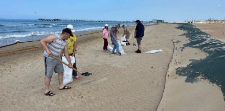 Команда из Краснодара проводит замену защитных сетей на центральном пляже Анапы. 5 июня 2025 года. Фото пресс-службы оперштаба Кубани.