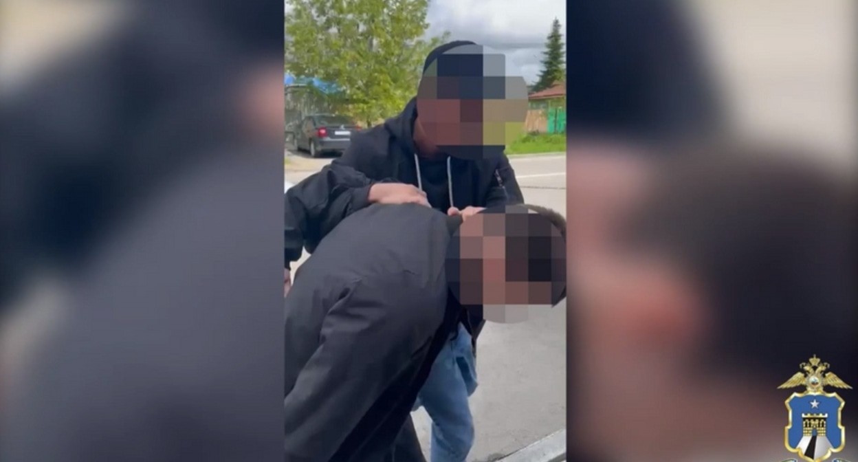 Задержание одного из подозреваемых. Кадр видео ГУ МВД по Ставропольскому краю https://26.мвд.рф/news/item/65758247