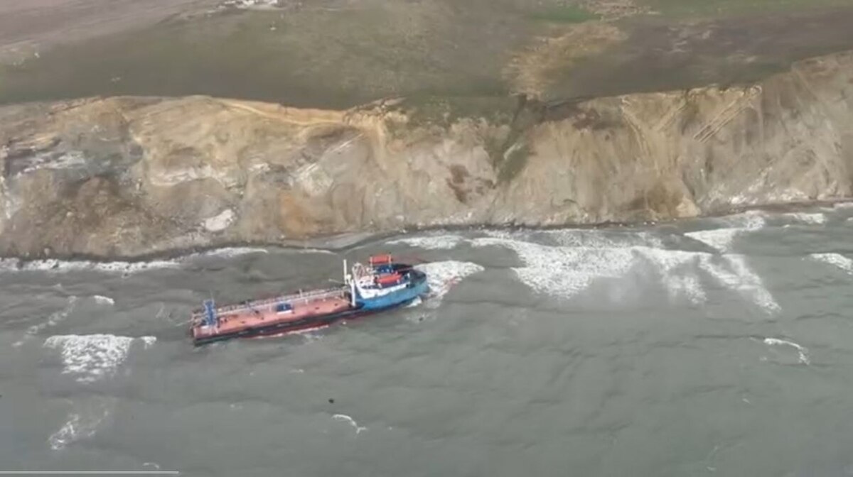 Затонувший танкер. Фото оперативного штаба Краснодарского края