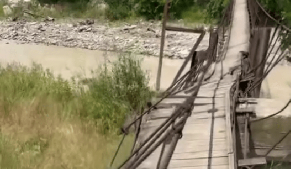 Мост между Нартаном и Адиюхом. Стоп-кадр видео "Патриот Нальчик" от 05.06.25, https://www.instagram.com/p/DKg_lNuIJL1/ (деятельность компании Meta, владеющей соцсетью, запрещена в России)