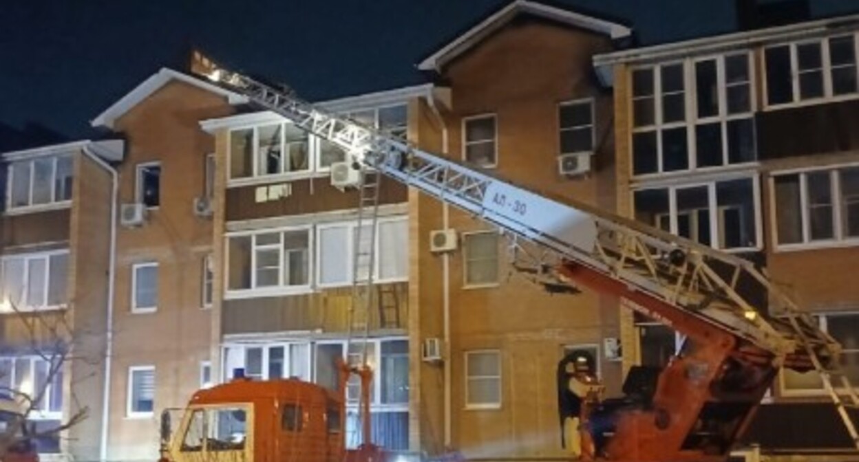 Дом в поселке Верхнетемерницком Аксайского района, жильцы которого за полгода не добились от властей ремонта после пожара. Фото из телеграм-канала МЧС Ростовской области.