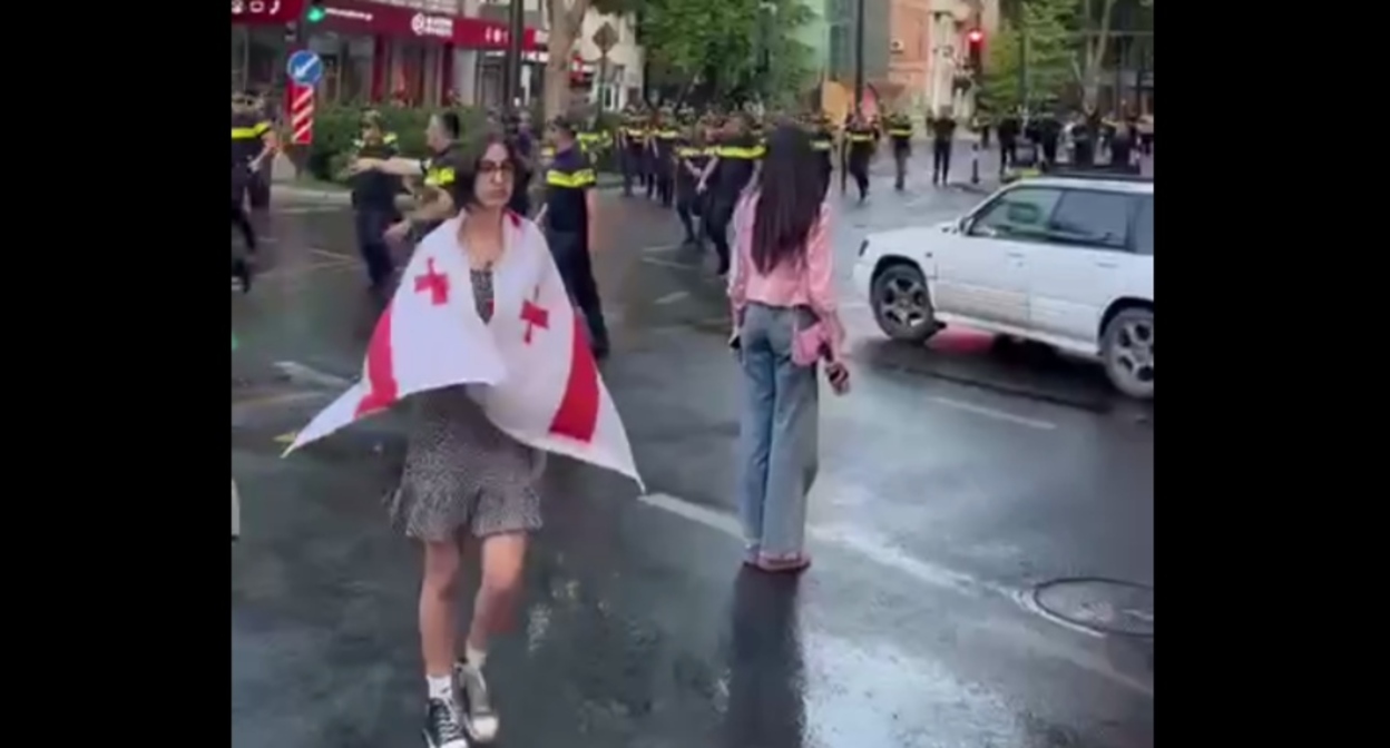 Сотрудники полиции и участники протестов. Тбилиси, 13 июня 2025 года. Кадр видео Lorena Beria /Publika https://t.me/Tbilisi_life/40205