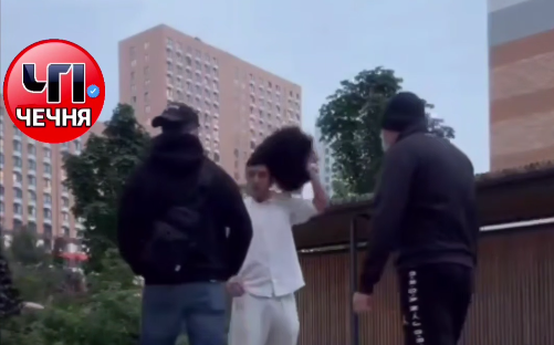 Представители "Русской общины" подошли к молодому человеку, когда он танцевал лезгинку. Стоп-кадр видео из Telegram-канала "ЧП Чечня" от 19.06.25, https://t.me/chp_checchnya/4708?single