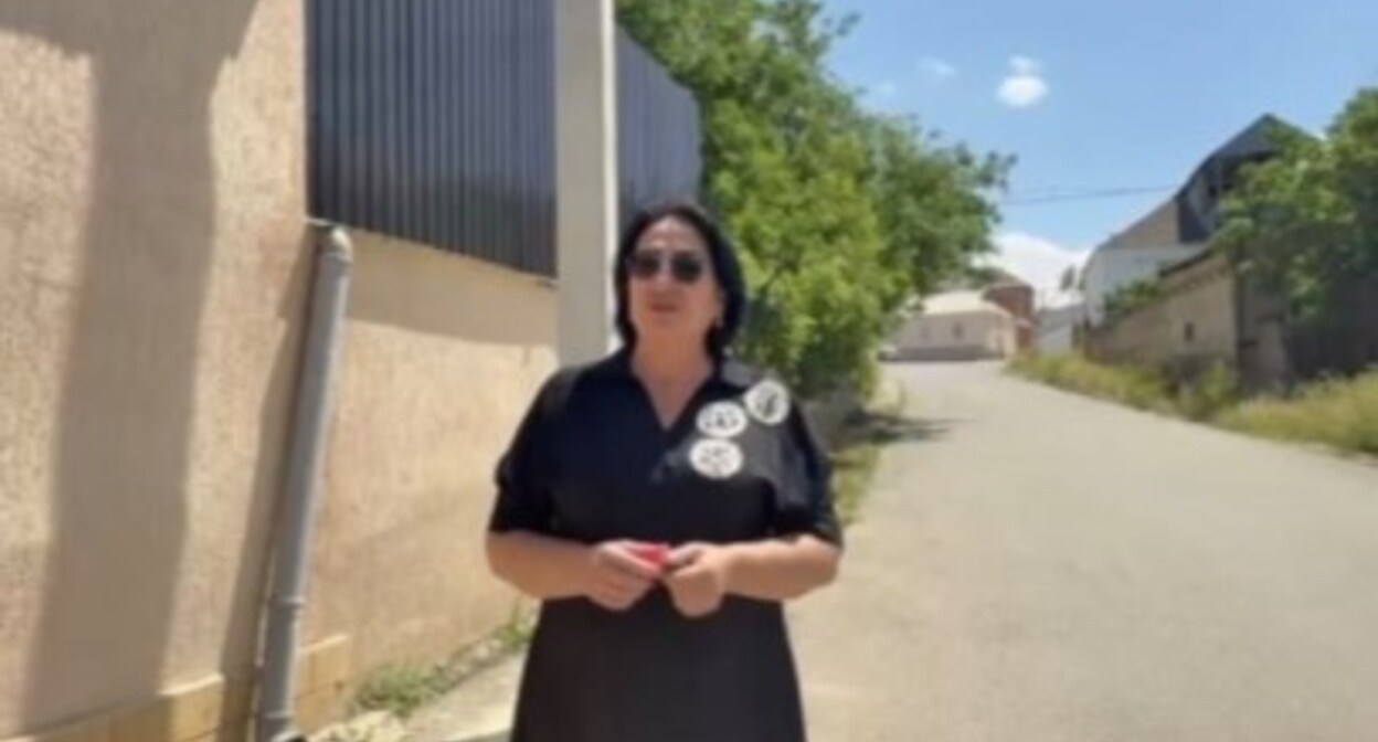 Жительница Атланаула Наида Меджидова просит внимания властей к состоянию электросетей села. Стоп-кадр видеообращения Меджидовой, опубликованного в телеграм-канале "Черновика".