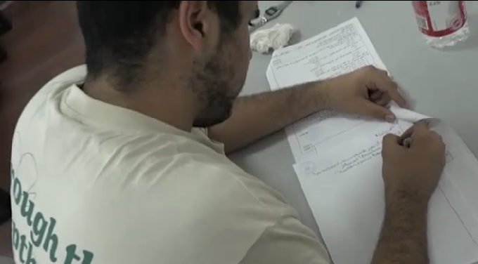 Молодой человек сдает экзамен. Стоп-кадр видео ЧГТРК "Грозный" от 22.06.25, https://www.instagram.com/p/DLMezMvRUUN/ (деятельность компании Meta, владеющей соцсетью, запрещена в России).