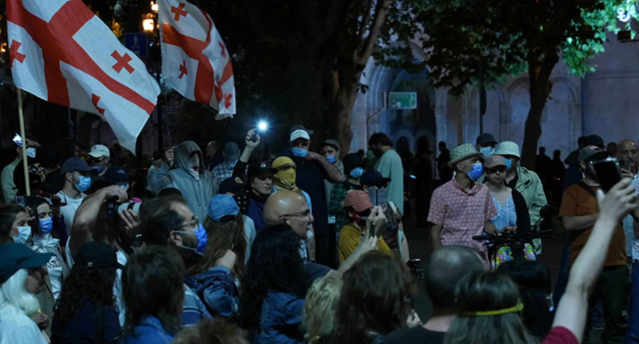 Протестующие на проспекте Руставели. Скриншот фото Publika от 22.06.25, https://www.facebook.com/photo/?fbid=1478352786897600&set=a.715406393192247 (деятельность компании Meta, владеющей соцсетью, запрещена в России).