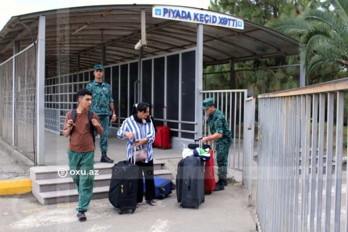 Эвакуация людей из Ирана через КПП "Астара". Фото: https://oxu.az/ru/politika/prodolzhaetsya-evakuaciya-inostrannyh-grazhdan-cherez-kpp-astara