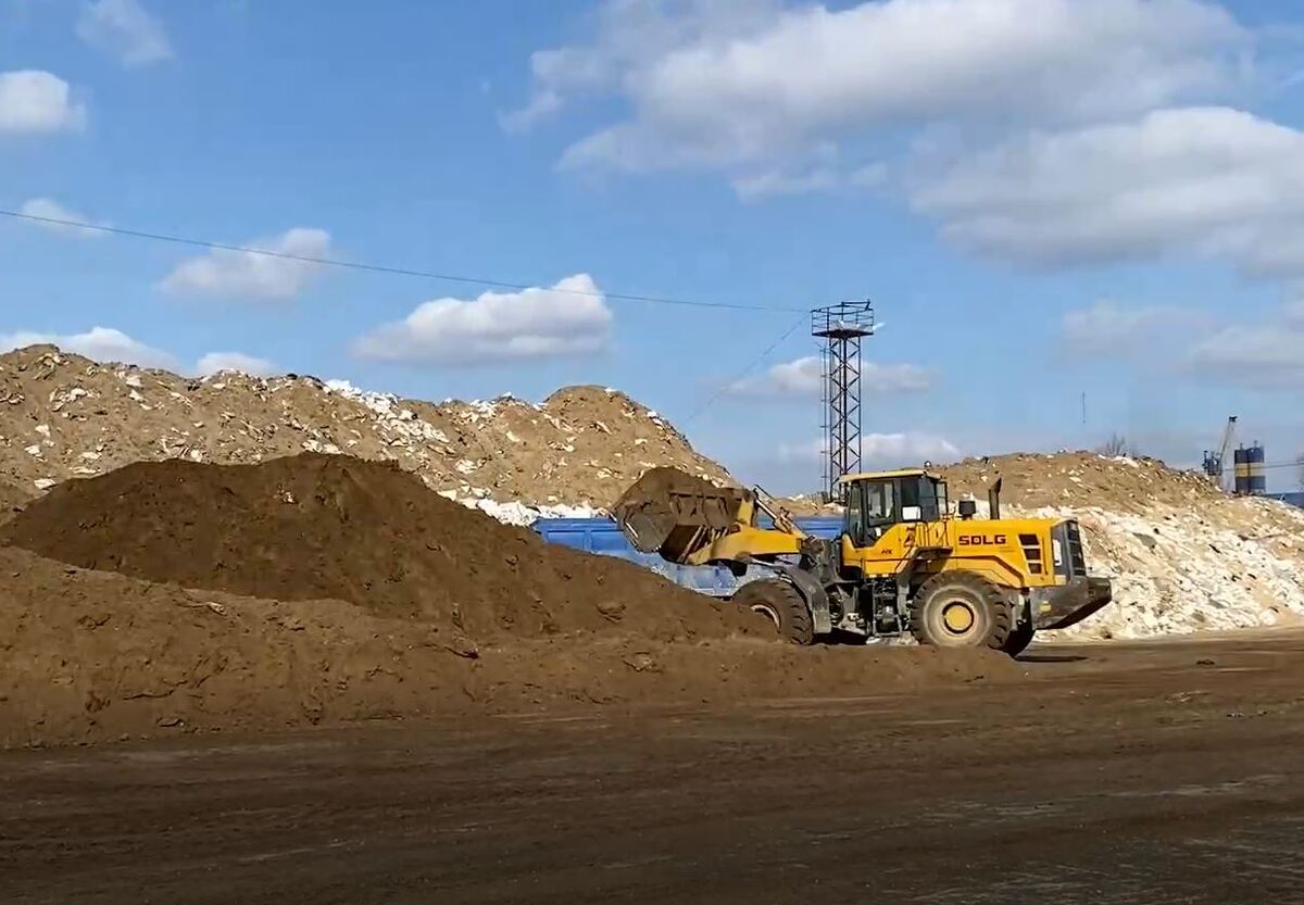 Площадка песка с мазутом в Воскресенском. Фото: t.me/opershtab23