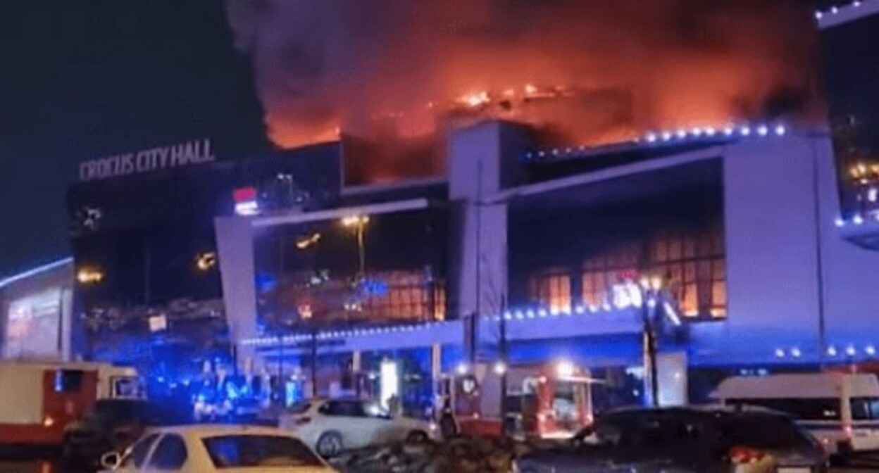 Пожар в "Крокус Сити Холле" после теракта. Кадр новостного выпуска RTVI www.youtube.com/watch?v=b9SXUpgUNP4