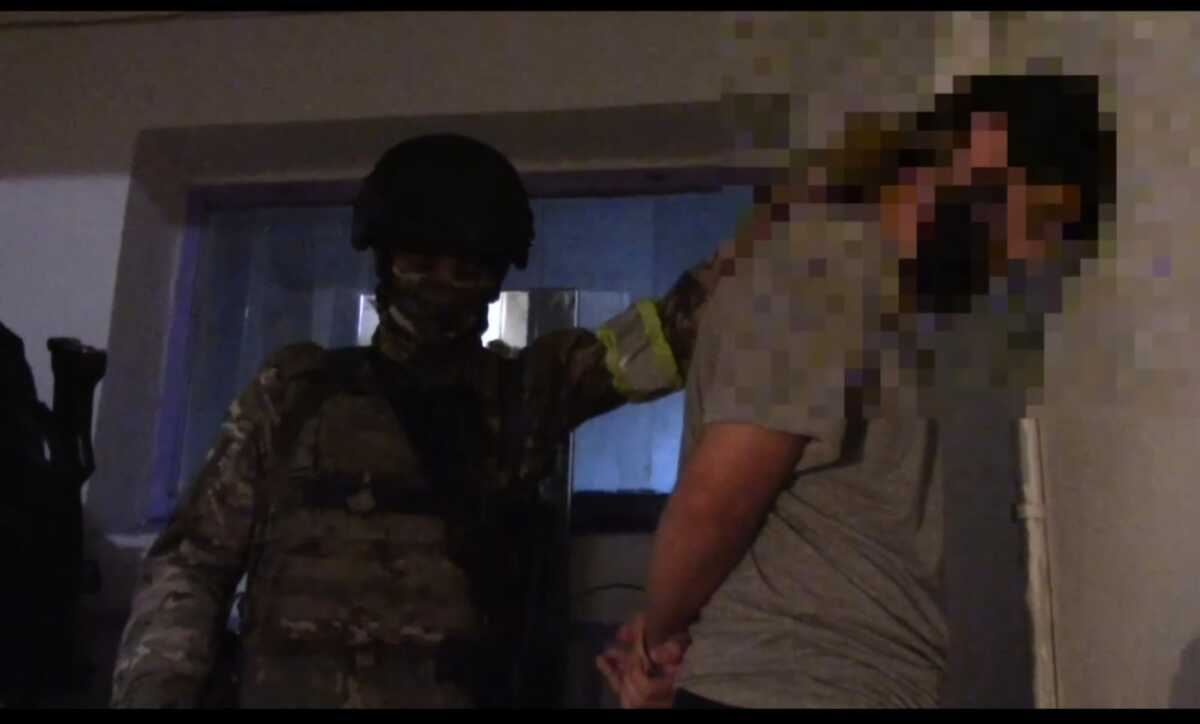 Задержание одного из обвиняемых по делу о "шариатских патрулях" в Тырныаузе. Стоп-кадр видео МВД по КБР.