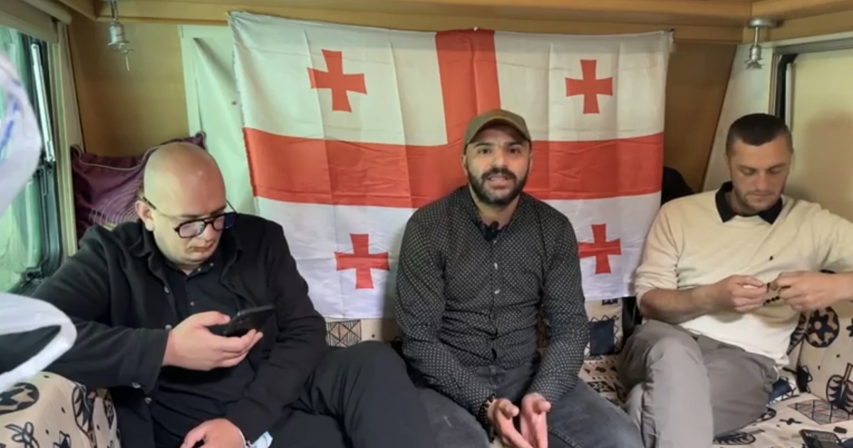 Участники голодовки в Чиатуре. Кадр прямой трансляции на Facebook*-cтранице მაღაროელი