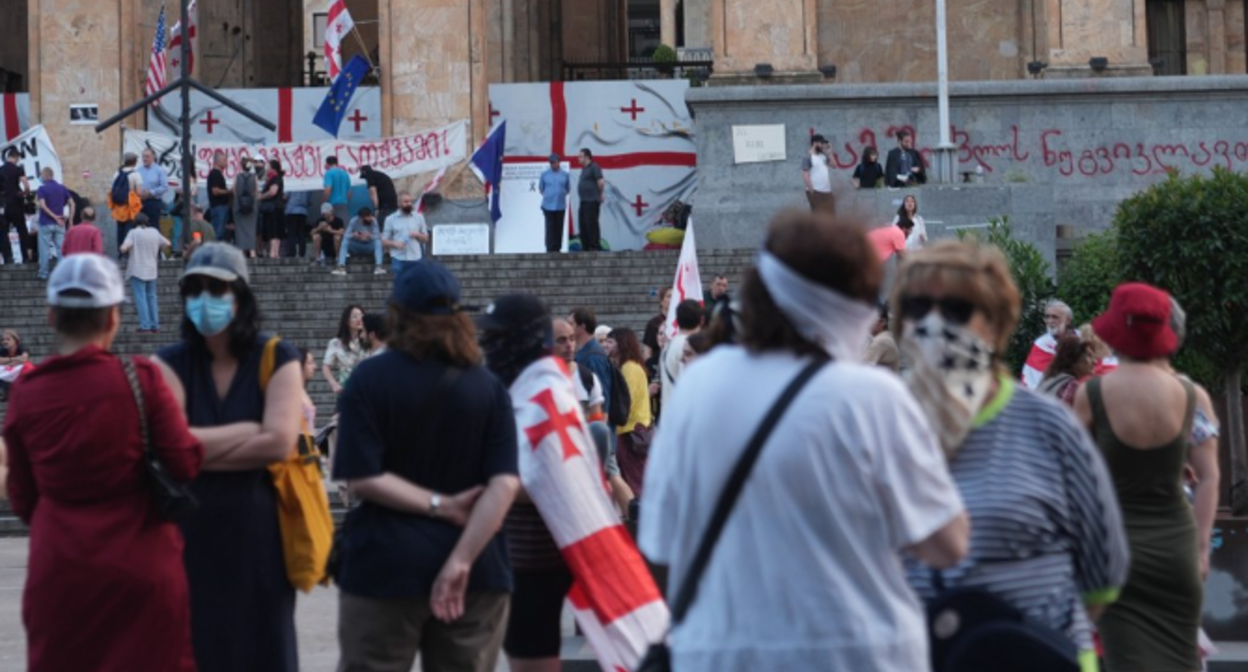 Протестующие у здания парламента Грузии. Скриншот фото Publika от 28.06.25, https://www.facebook.com/photo?fbid=1483316259734586&set=a.715406393192247 (деятельность компании Meta, владеющей соцсетью, запрещена в России).
