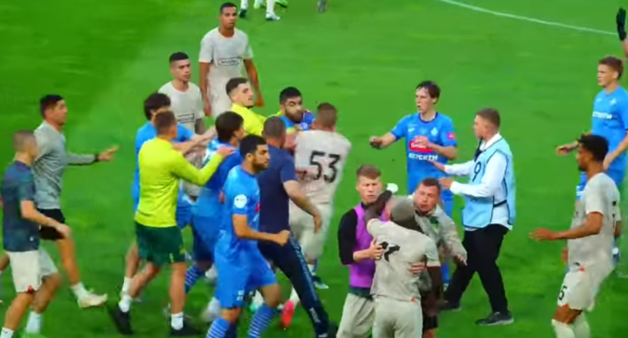 Драка между футболистами ФК "Динамо" (Махачкала) и Фк "Краснодар". Стоп-кадр видео https://vkvideo.ru/video-26991659_456246049 от 27.06.25. 