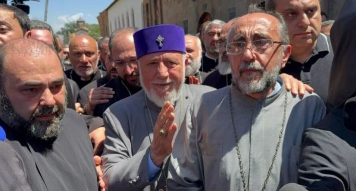 Гарегин II и Микаэл Аджапахян (слева). Фото: SputnikARM / Telegram