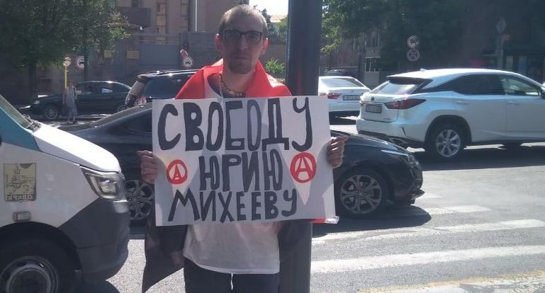 Александр Шерченков на пикете в Ереване. Фото: RusNews https://t.me/rusnews/72118