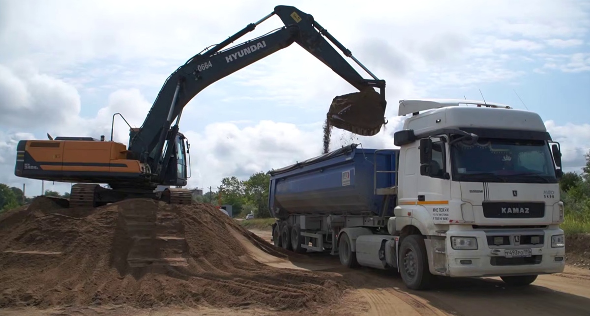 Вывоз песка с мазутом из хутора Воскресенского. Кадр видео оперштаба Кубани https://t.me/opershtab23/13664 Вывоз песка с мазутом из хутора Воскресенского. Кадр видео оперштаба Кубани https://t.me/opershtab23/13664