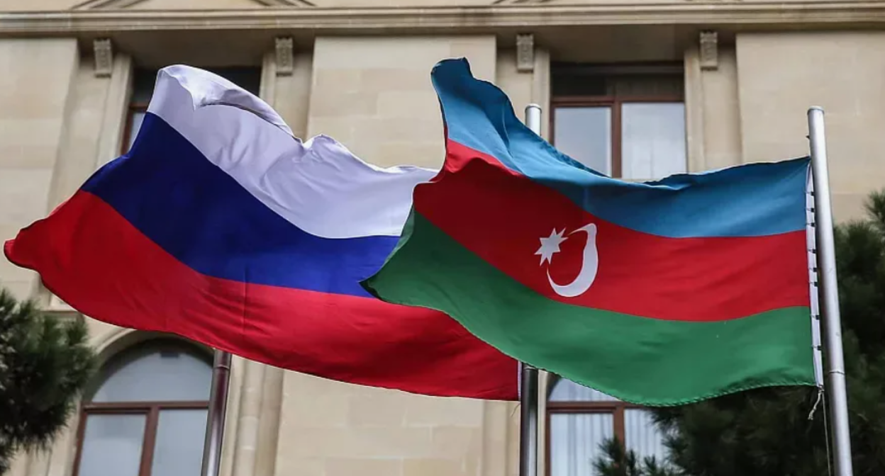 Флаги России и Азербайджана. Скриншот фото https://национальныепроекты.рф/news/volgogradskuyu-oblast-posetila-delegatsiya-iz-azerbaydzhana/.