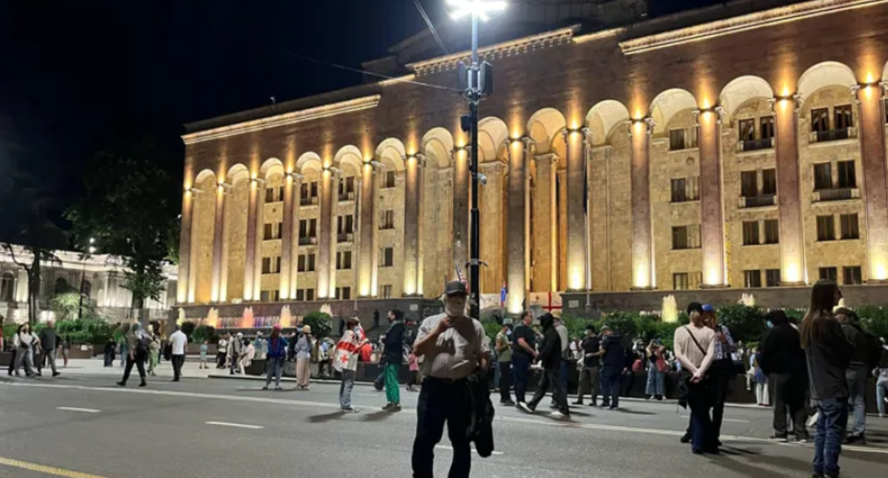 Акция протеста у парламента Грузии. Скриншот фото "Интерпрессньюс" от 06.07.25, https://www.interpressnews.ge/ka/article/843171-parlamenttan-saprotesto-akciaze-ikribebian