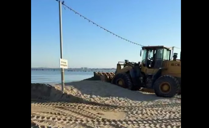 Экскаватор убирает защитный вал на пляже в Анапе. Стоп-кадр видео оперштаба Краснодарского края от 05.07.25, https://t.me/opershtab23/13690.