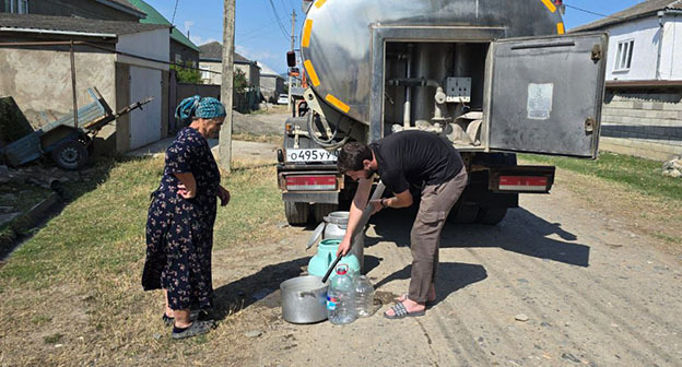Подвоз воды жителям сел. 11 июля 2025 г. Фото: https://t.me/dagrayonmag/26785