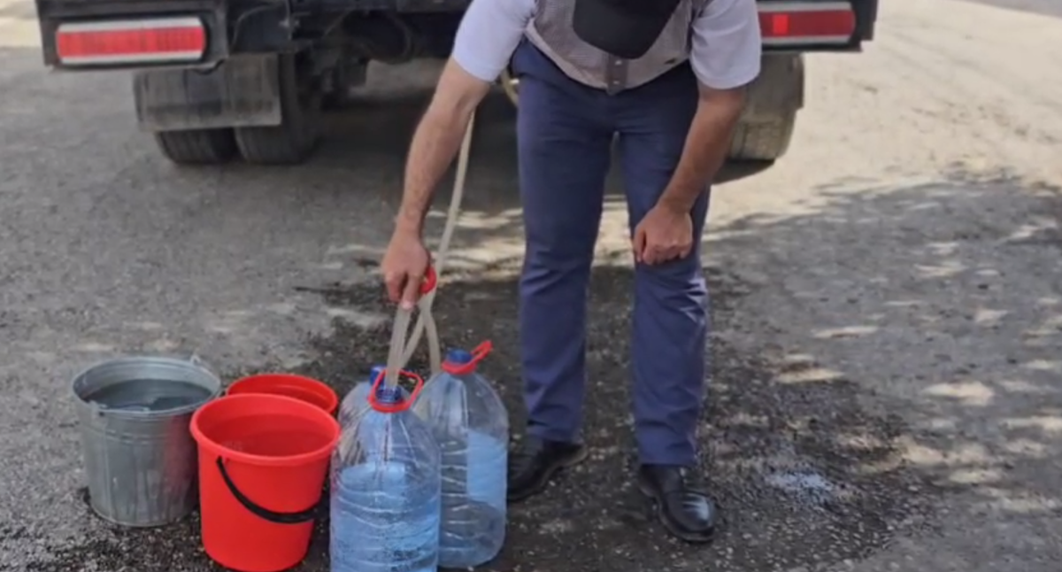 Сельчанин набирает привозную воду в селе Гапцах. Кадр видео администрации Магарамкентского района. 