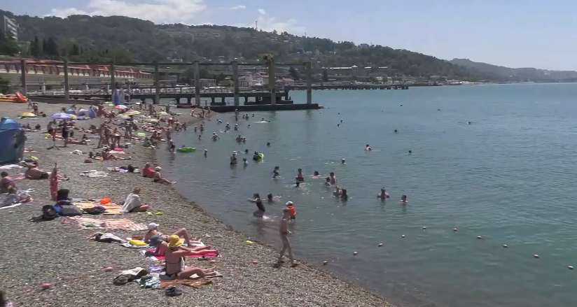 Пляж в Сочи. Скриншот фото из Telegram-канала Андрея Прошунина от 09.07.25, https://t.me/agproshunin/2136