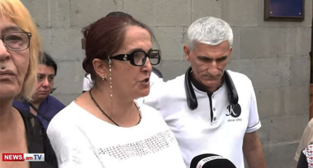 Акция протеста у правительства жильцов двух аварийных общежитий в Ереване. 17 июля 2025 г. Скриншот видео https://news.am/rus/news/894824.html