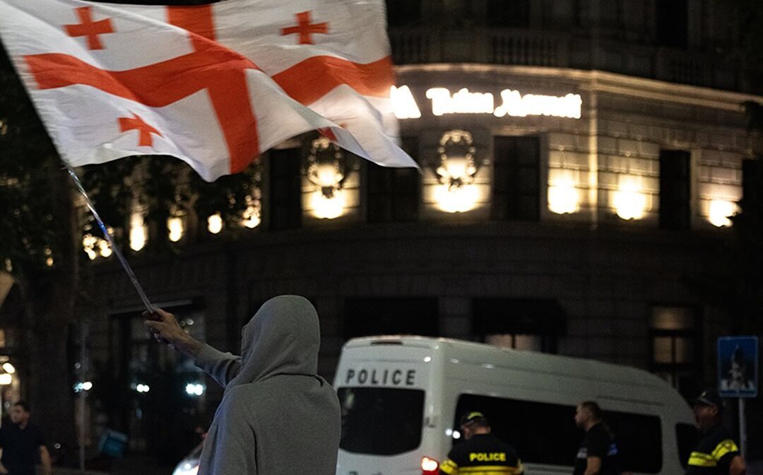 Участник акции на проспекте Руставели с флагом Грузии. Фото: Keto Mikadze / Publika Участник акции на проспекте Руставели с флагом Грузии. Фото: Keto Mikadze / Publika