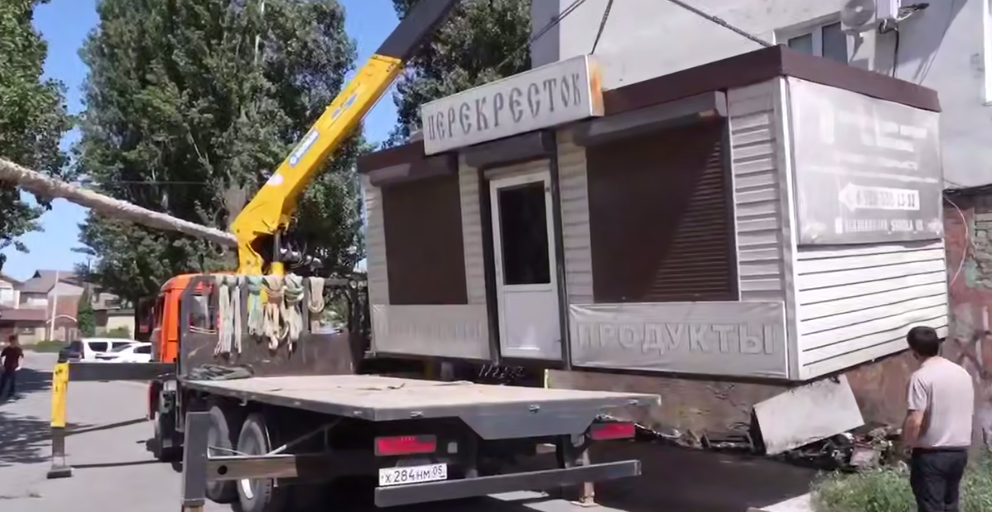 Демонтаж киоска в Махачкале. Стоп-кадр видео из Telegram-канала Джамбулата Салавова от 19.07.25,https://t.me/DzhambulatSalavov/276.