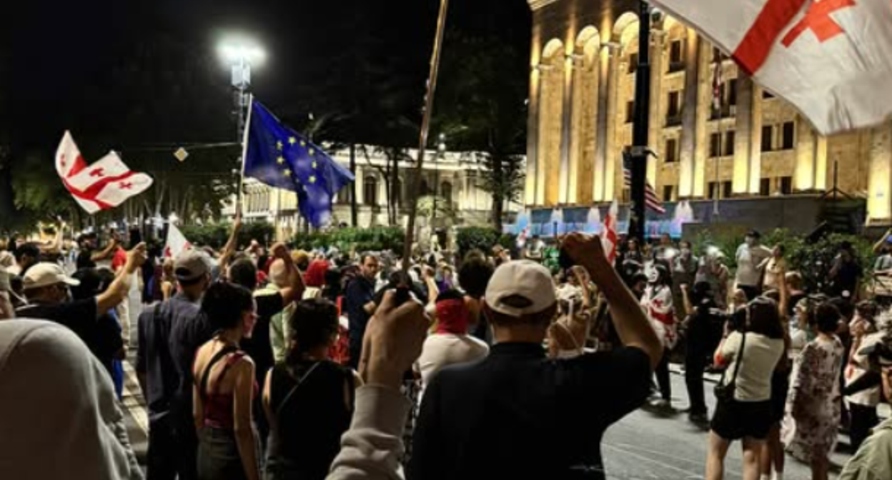 Участники акции протеста в Тбилиси. Скриншот фото Publika от 20.07.25, https://www.facebook.com/photo?fbid=1501418504591028&set=a.715406393192247(деятельность компании Meta, владеющей соцсетью, запрещена в России)