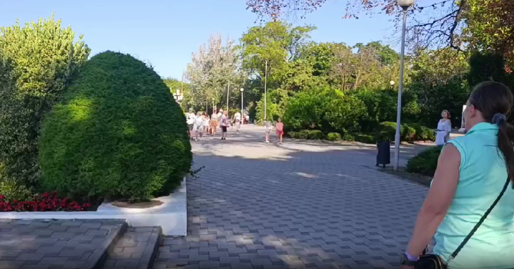 Обстановка в центре Анапы. Стоп-кадр видео издания "Вестник Атор" от 18.07.25, https://www.atorus.ru/article/anapa-bez-mazuta-i-bez-turistov-reportazh-s-foto-i-video-63124