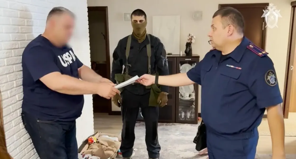 Михаил Серенко (слева) во время задержания. 22 июля 2025 г. Фото: СК России