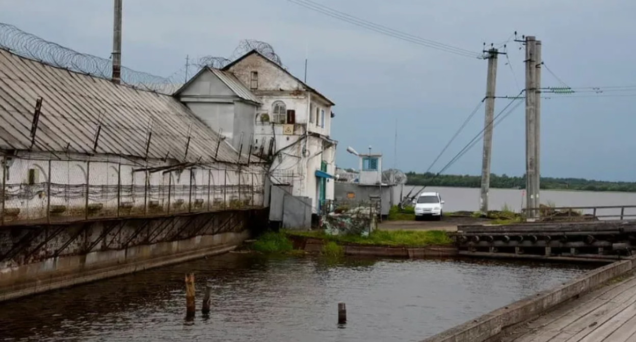 Колония ИК-5 в Вологодской области. Скриншот фото "Онлайн Вологда" от 01.09.22, https://onlinevologda.ru/news/society/dvoih-pozhiznenno-zakljuchennyh-vypustili-po-udo-iz-vologodskogo-pjataka/?utm_medium=organic&utm_source=yandexsmartcamera