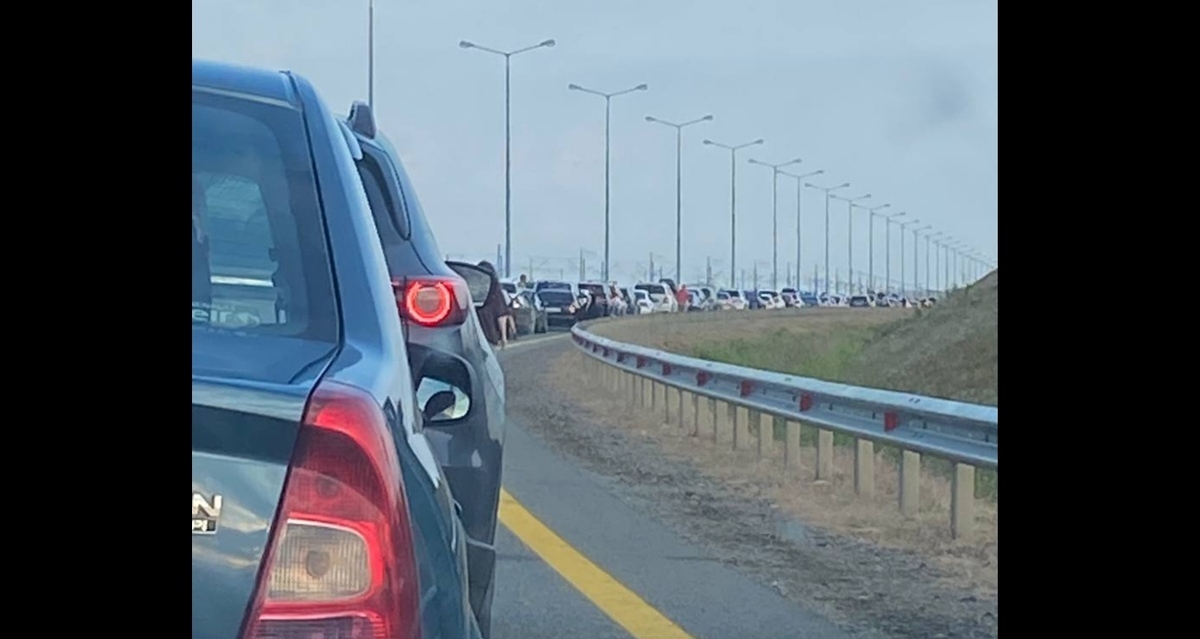 Очередь перед Крымским мостом на Кубани. 20 июля 2025 года. Фото: Крис https://t.me/KrymskiiMost/576744