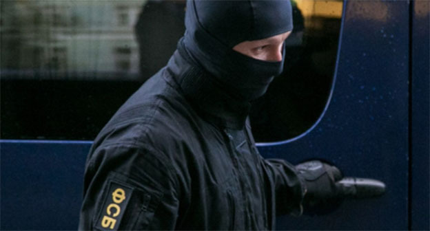 Сотрудник ФСБ. Фото: https://www.instagram.com/p/DMuxCi6i-YD/принадлежит компании Meta деятельность которой запрещена в России