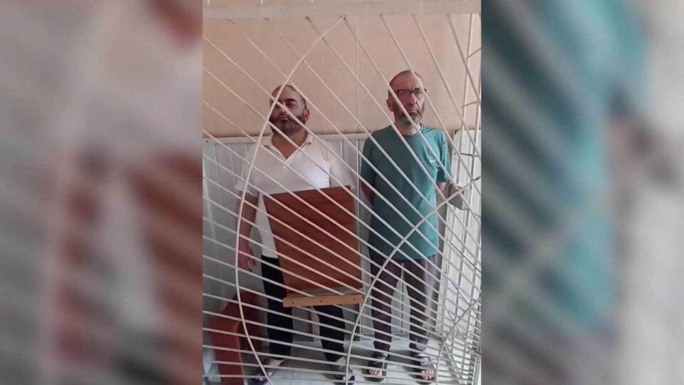 Асланбек Казанчев и Анзор Батыров в зале суда. Скриншот видео https://www.1tv.ru/news/2025-07-30/516648-vyneseny_prigovory_esche_dvum_uchastnikam_bandy_basaeva_i_hattaba