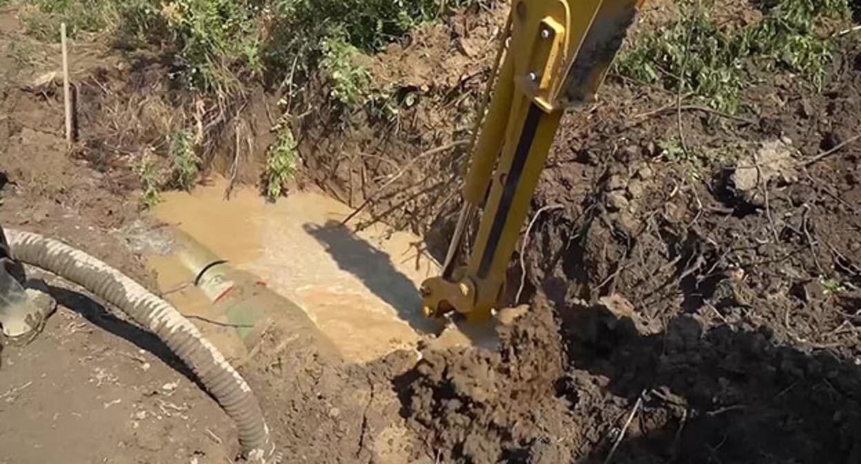 Авария на водоводе "Кайтаг-Дербент". Скриншот видео https://news-dagestan.ru/society/2025/07/30/28150.html