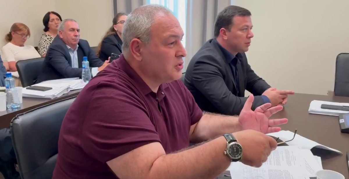 Кан Кварчия в парламенте Абхазии. Стоп-кадр видео "Нужной газеты" от 30.07.25, https://t.me/nujnaiagazeta/15312

