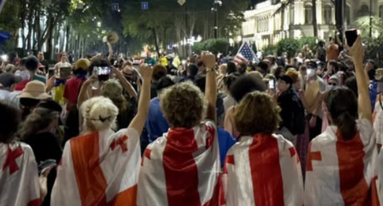 Участники акции в Тбилиси. Скриншот фото Publika от 30.07.25,https://www.facebook.com/photo?fbid=1510018690397676&set=a.715406393192247 (деятельность компании Meta, владеющей соцсетью, запрещена в России).