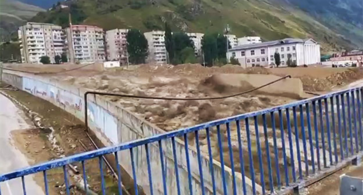 Cход селя в Тырныаузе. Скриншот видео https://t.me/mchskbr/7925