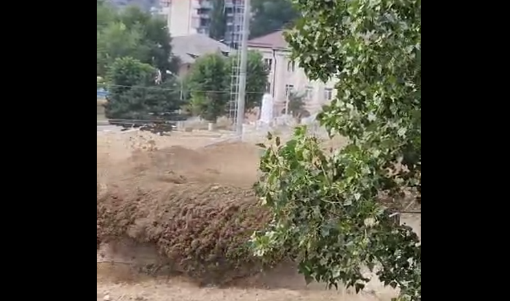 Селевой поток в Тырныаузе. Стоп-кадр видео от 31.07.25, предоставленного "Кавказскому узлу" местными жителями.