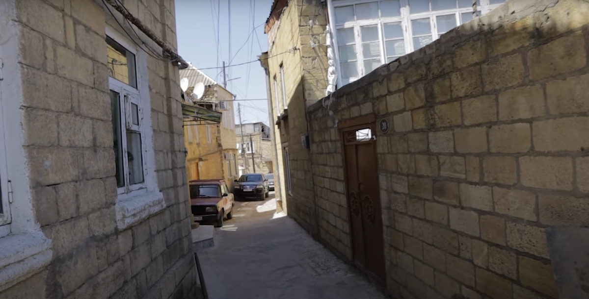 Улица в старой части Дербента. Кадр видео "Магалы Дербента", Валерий Киченко / YouTube.